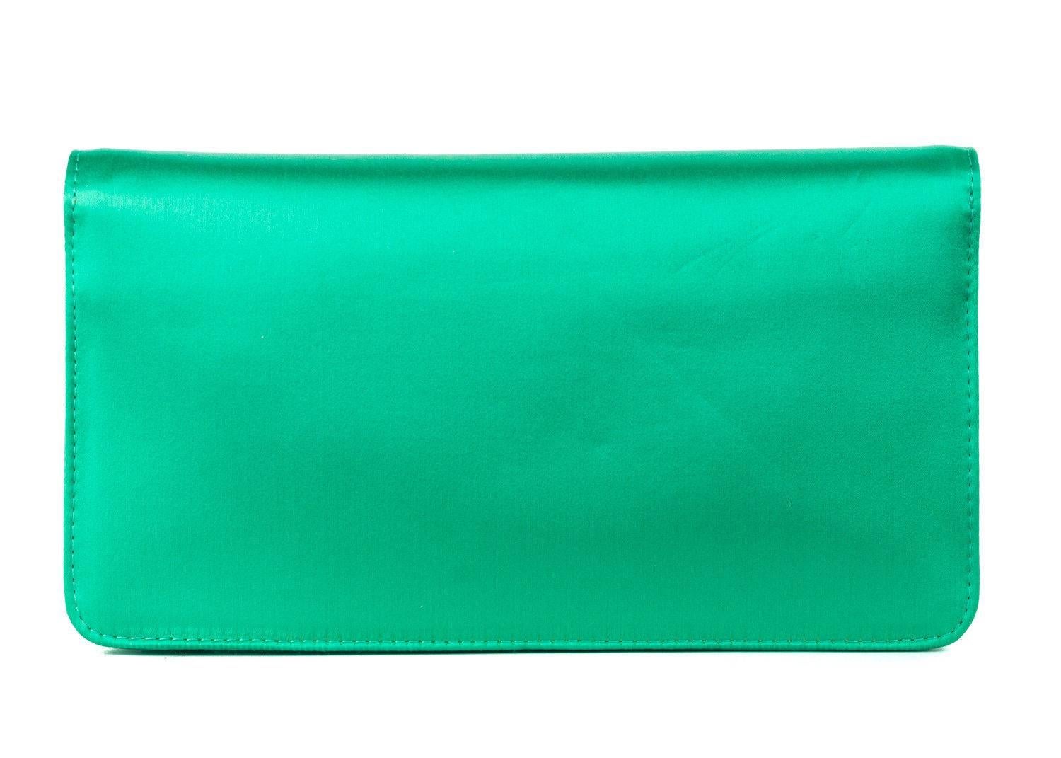 Roberto Cavalli solid green clutch. This clutch features a satin made textile with embroidered and embelished detailing of a horse. This clutch is perfect for a high end luxe look with its satin finish and lovely green color.

 

Satin
Embellished