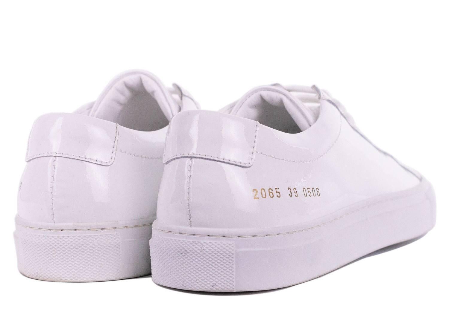 Common Projects Original Achilles sneakers have gained cult status thanks to their minimalist design and superior construction. This white version is perfect for creating crisp city smart looks. Wear this pair with rolled up selvedge denim jeans and