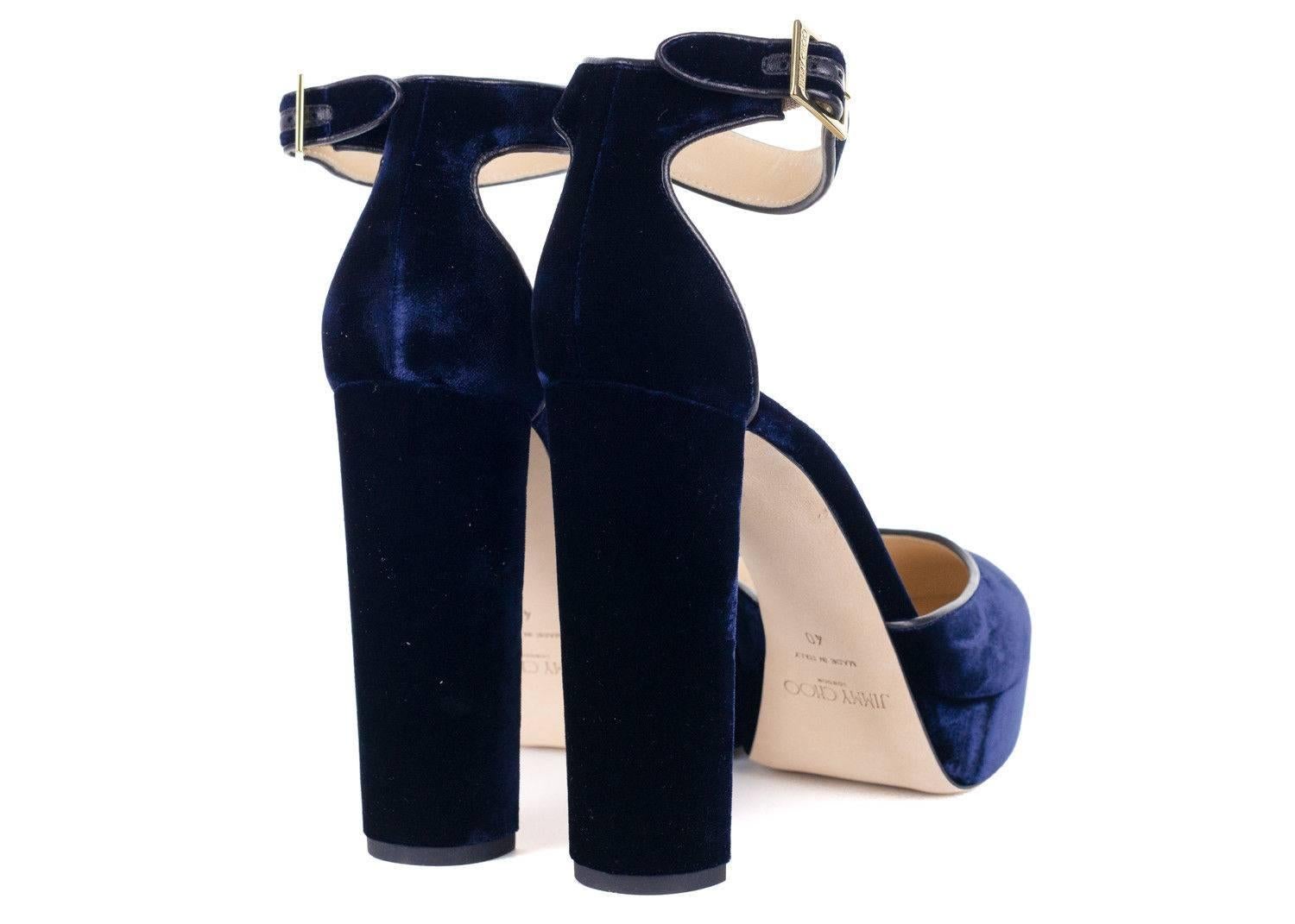 Jimmy Choo navy velvet Daphne platform pumps. A raised platform adds some seventies inspiration as well as serious height. The classic silohuette is timeless and will slot effortlessly into your current edit.

Composition Velvet
Platform 1 inch Heel