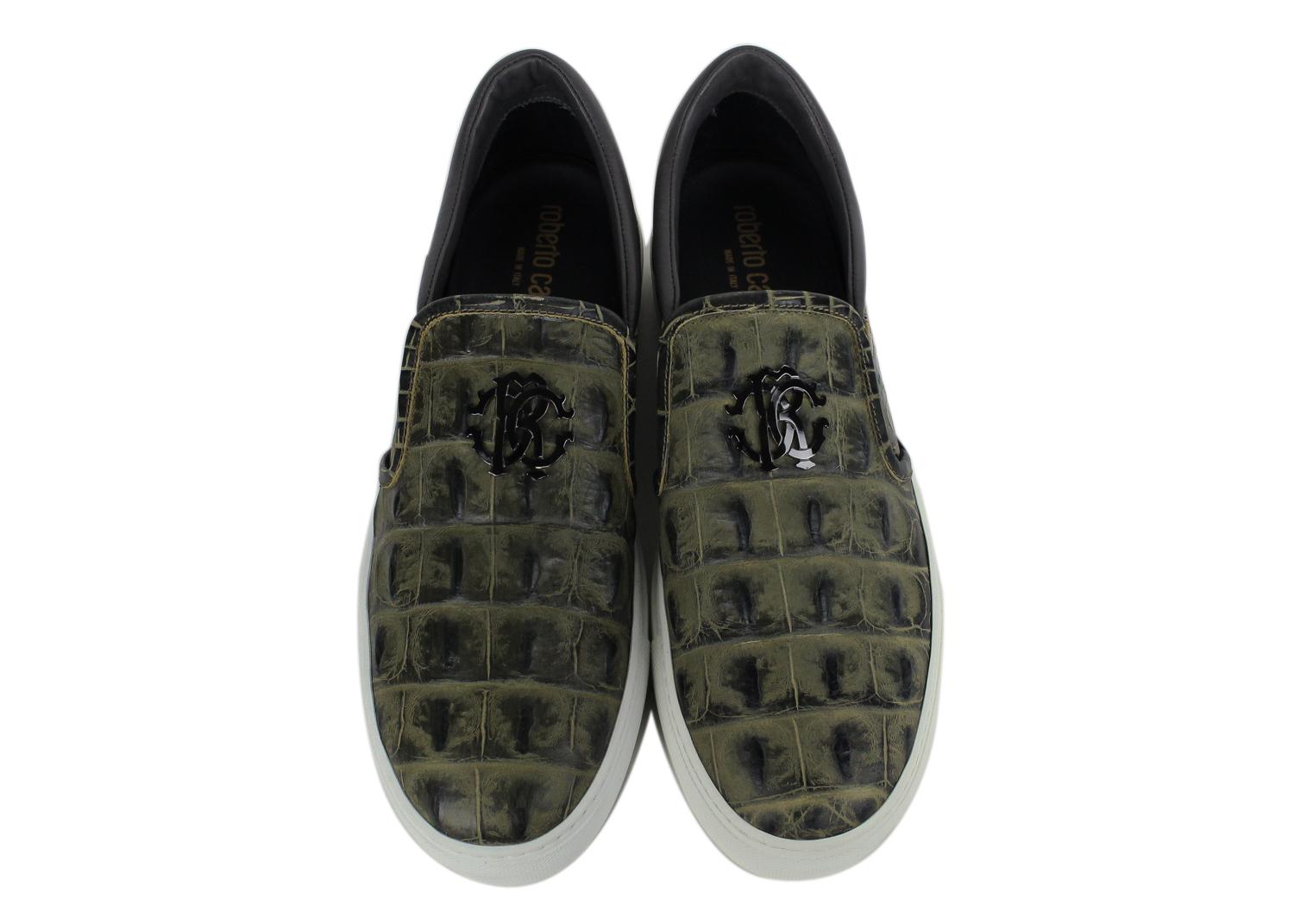 Roberto Cavalli Olive Green Croc Embossed Leather Slip Ons. These slip ons feature a croc embossed textured leather silhouette and a silver toned metal signature Roberto Cavalli Logo. Pair with light wash jeans and a white v neck.



100%