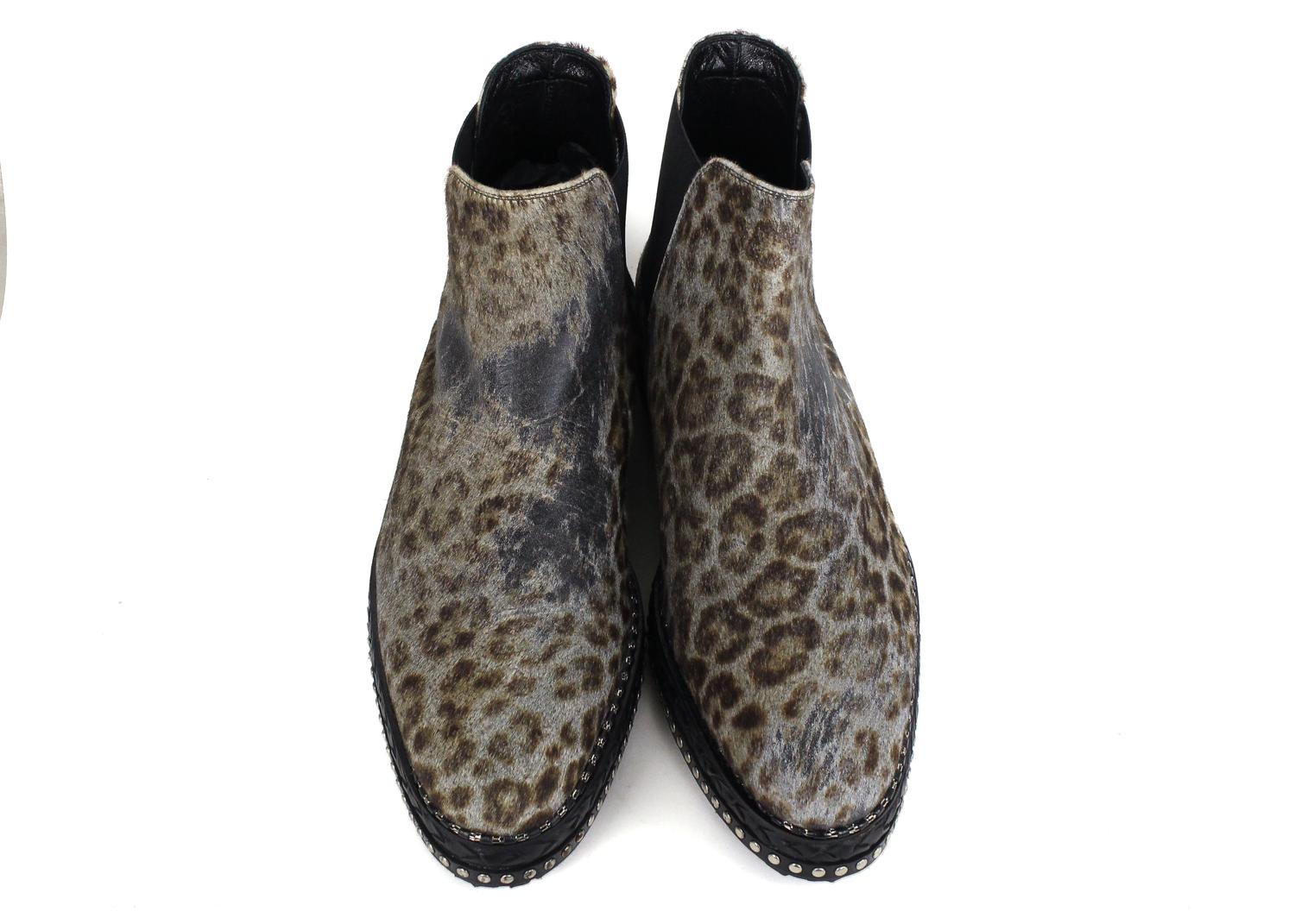 Roberto Cavalli Leopard Print Chelsea Ankle Boot. These chelsea boots feature a studded detailing surrounding the shoe with a printed leopard design. Pair it with skinny black denim for a stylish everyday look.

Leather
Leopard Print
Studded