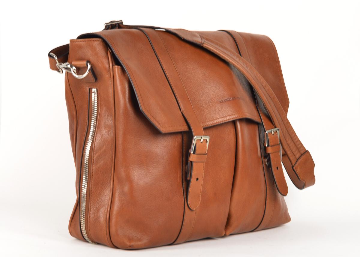 Brunello Cucunelli Brown Expandable Messanger Bag.  This messenger travel bag is the perfect bag to take with you. Made with 100% calfskin leather this bag can store a decent amount with its expandable feature and is durable. Wear this bag on the