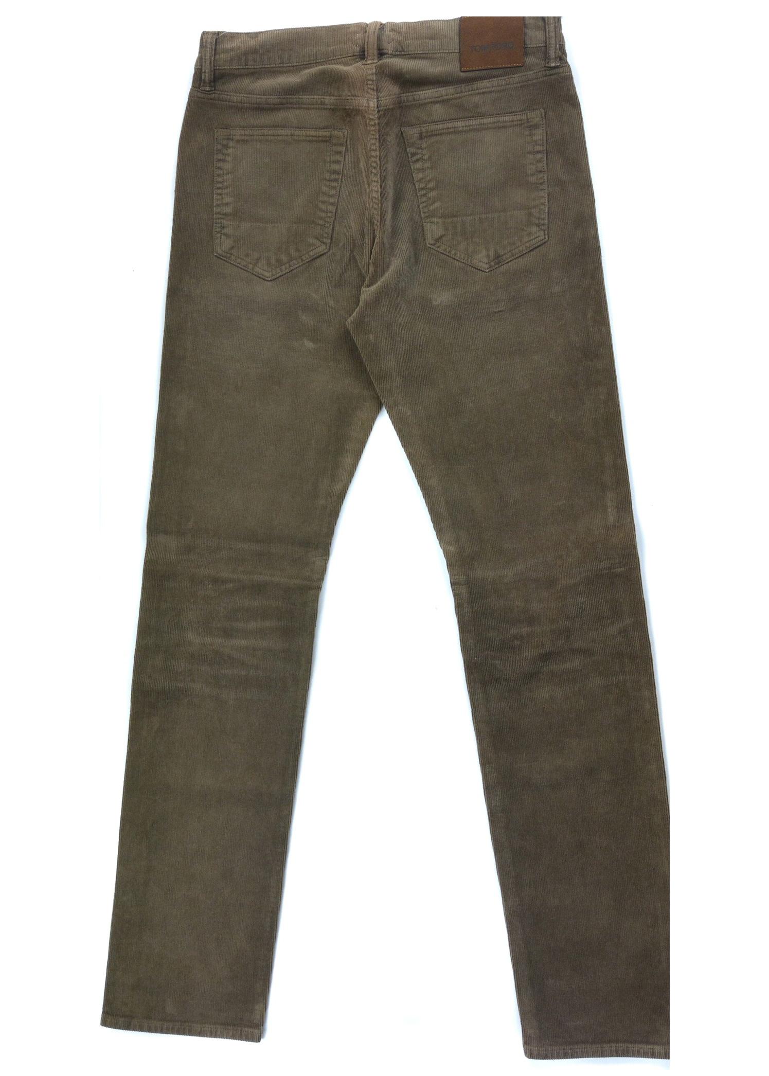 Tom Ford Straight Fit Corduroy pants are the ideal pair of pants for this season. These pants feature a earthy brown color, corduroy construction, and straight fit silhouette. You can pair these trousers with a crisp white t-shirt for the perfect