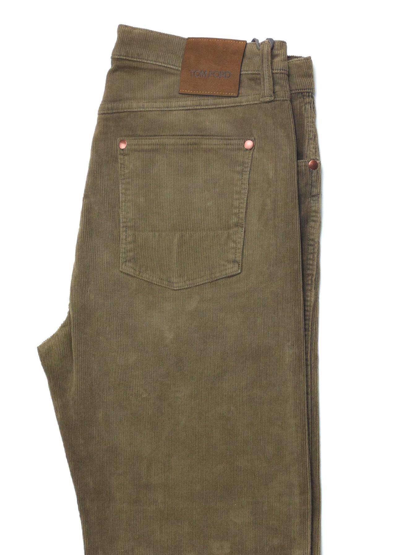 Tom Ford Loose Fit Corduroy pants are the ideal pair of pants for this season. These pants feature a earthy brown color, corduroy construction, and relaxed fit silhouette. You can pair these trousers with a crisp white t-shirt for the perfect semi