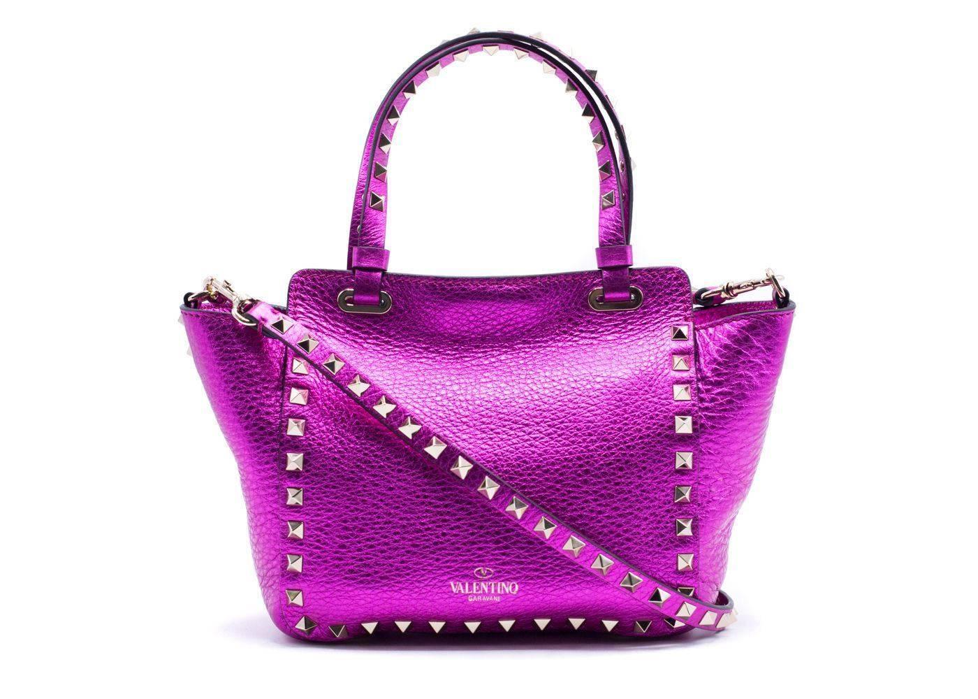 Gorgeous hot pink Valentino tote in their signature rockstud silhouette. Perfect for this summer season to shine bright in this sunny weather.
Pair it with your go to outfit and everyday essentials for that effortless fashionable look.

Composition: