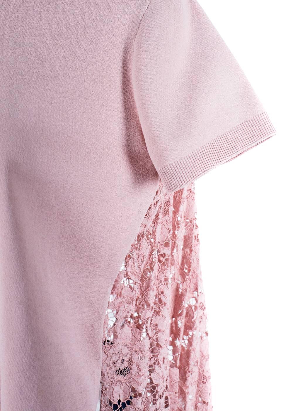 Brand New Valentino Top
Original Tag & Hanger Included
Retails in Stores & Online for $2190
Women's Size Medium Fits True to Size
*Slight Stain on Front of Shoulder on the Top*

Gorgeous Valentino lace accented knit top in a powder pink color