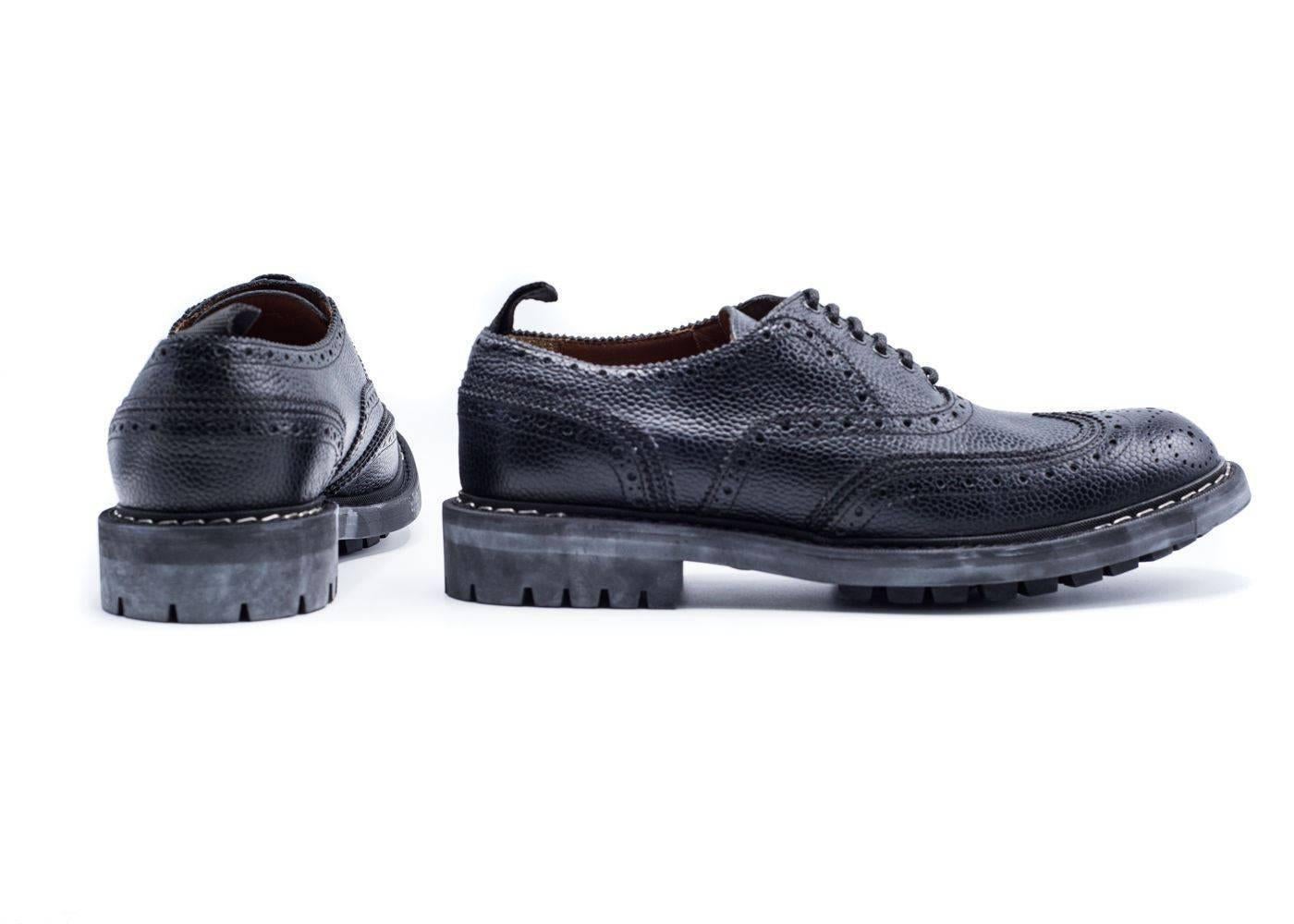 Up your fancy wardrobe with this Givenchy black oxfords. Perfect for any occasion and any outfit for any season. Pair it with your go to bottoms or dress top for an effortless fashion look.

Composition: 100% Calfskin Leather
Leather Lining
Pebbled