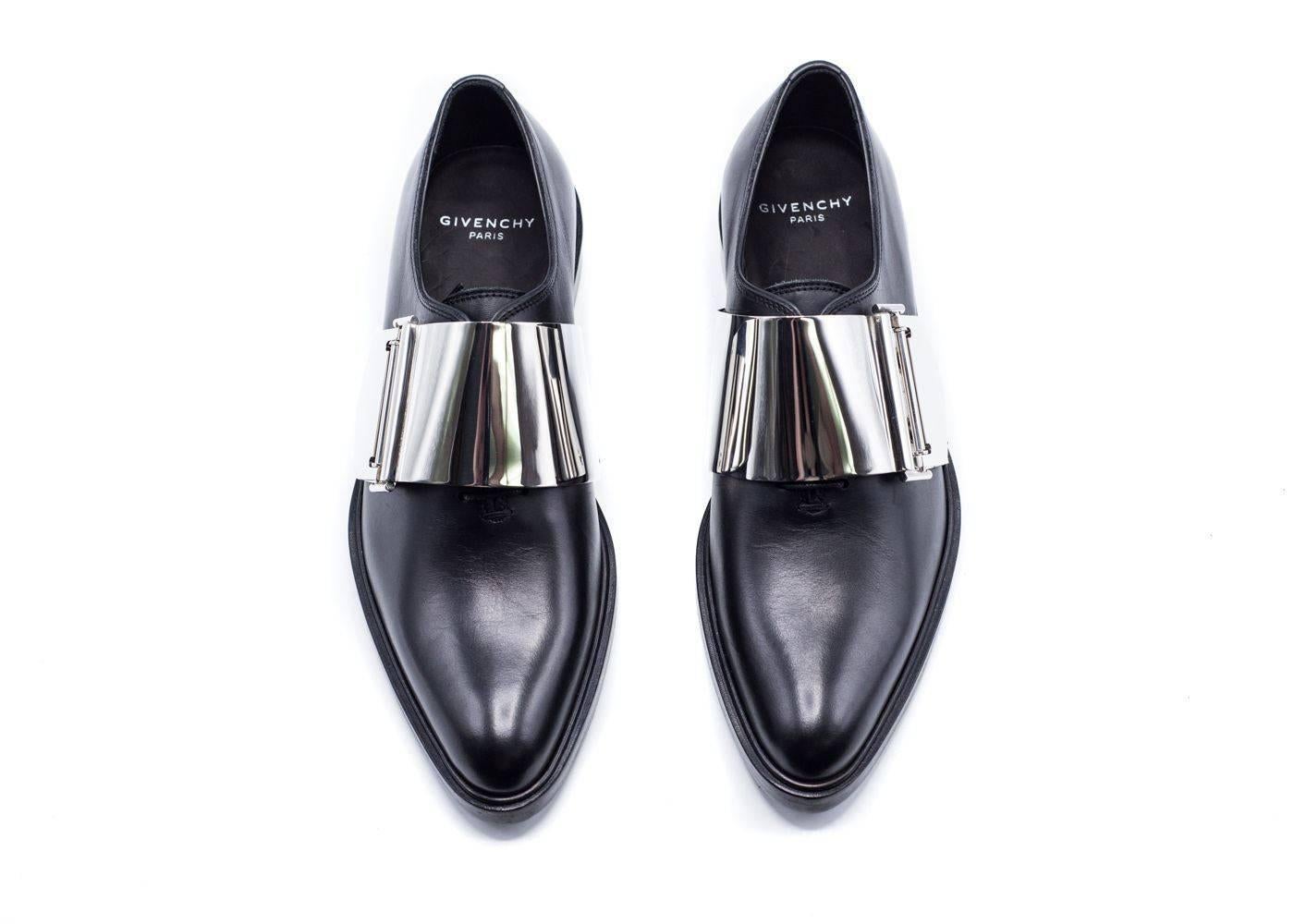 These black oxfords from Givenchy are perfect for a more trendy style to add to your dressy evening wear. Pair with your go to bottoms and dress top for any effortless fashionable and desired look.

Composition: 100% Calfskin Leather
Leather