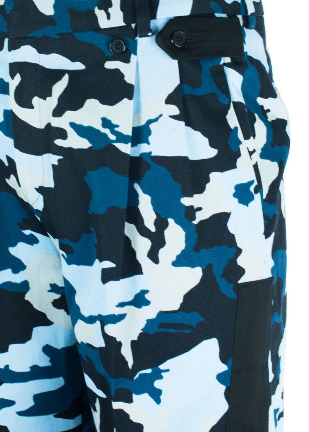 Brand New Givenchy Men's Shorts
Original Tags
Retails in Stores & Online for $550
Men's Size E48 / US32 Fits True to Size


Shorts are a must have for this summer season. Keep yourself chill and trendy with these Givenchy blue camouflage board
