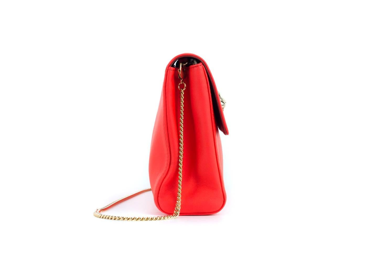 Brand New 
100% Leather Made In Italy
Long Gold Chain Strap with Magnetic Snap Closure


Bright Sea Red/Orange in Color with a gold chain strap, 
this bag fits everything you need for a night out.


100% Leather
Made in Italy
Center zip