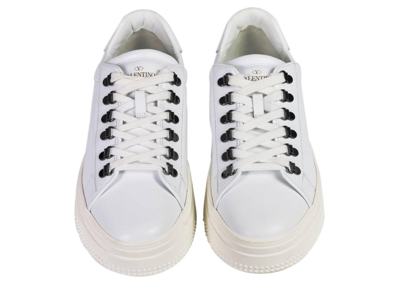 Brand New Valentino Lace Up Platform Sneakers
Original Tags and Dust Bag Included
Retails in Stores & Online for $975
Mens Size EUR 42 / US 9 Fits True to Size


The Valentino Lace-Up Platform sneakers are the new modern. This shoe features a