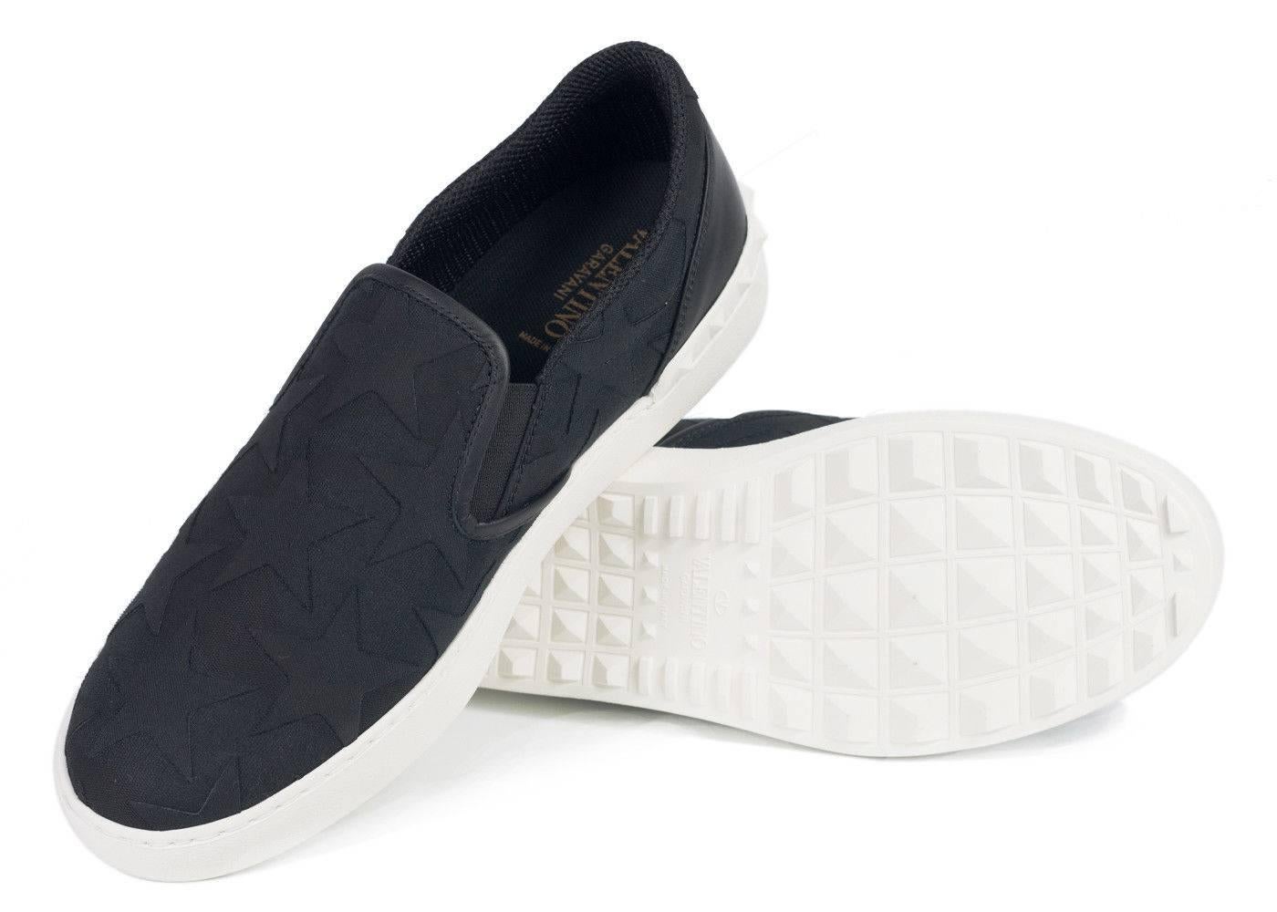 Valentino Mens Tonal Black Star Canvas Rockstud Slip On Sneakers In New Condition For Sale In Brooklyn, NY