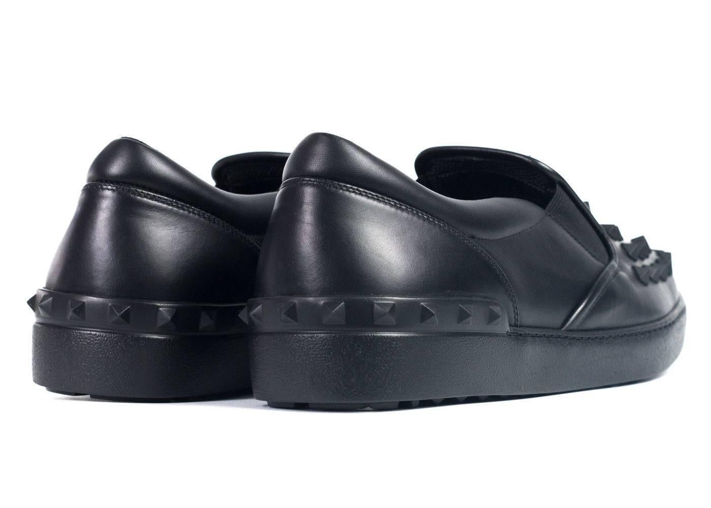Valentino Mens Black Leather Rockstud Slip On Sneakers In New Condition For Sale In Brooklyn, NY