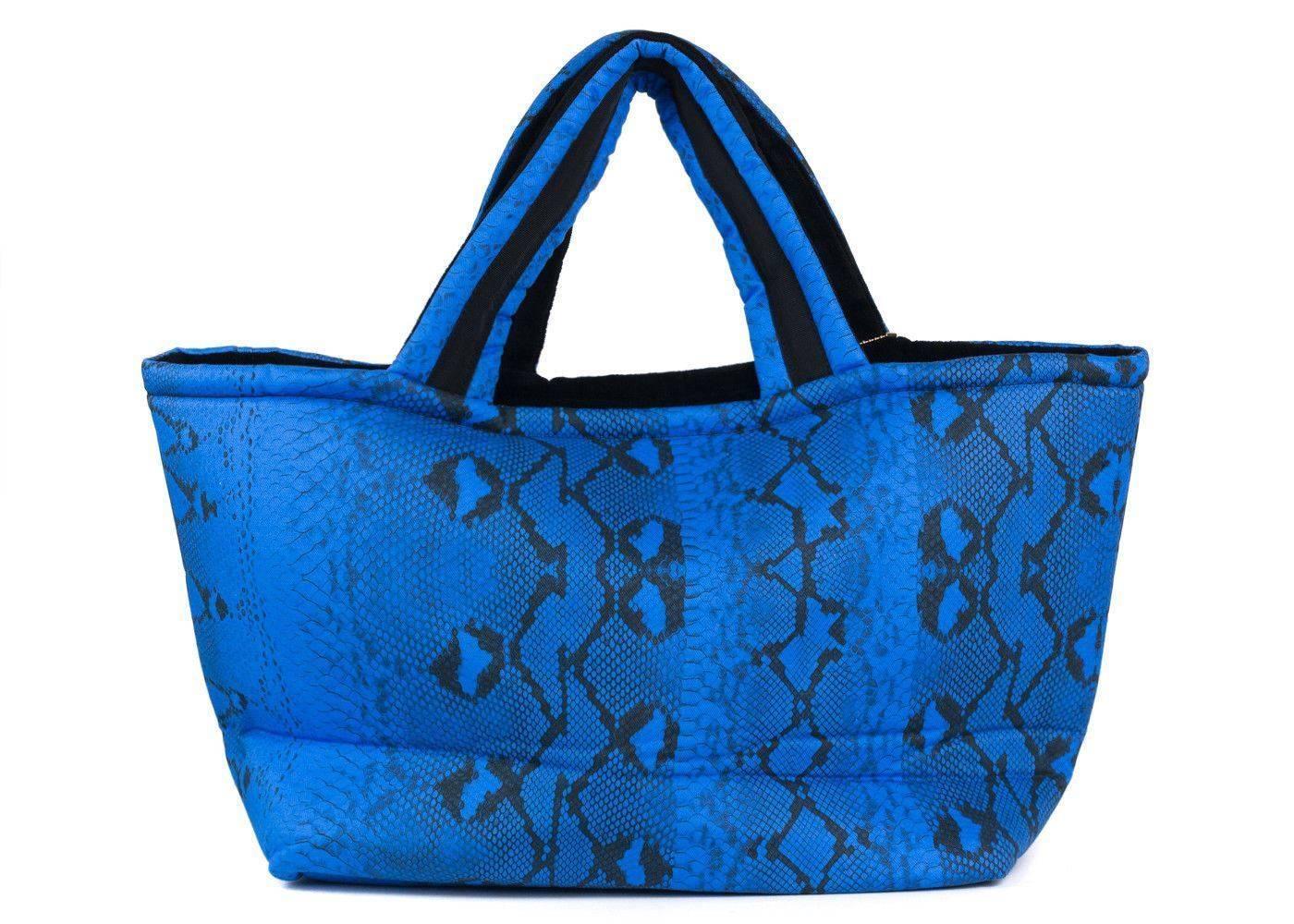 Roberto Cavalli Womens Blue Snake Printed Large Flat Strap Shopper Tote~RTL$506  In New Condition For Sale In Brooklyn, NY