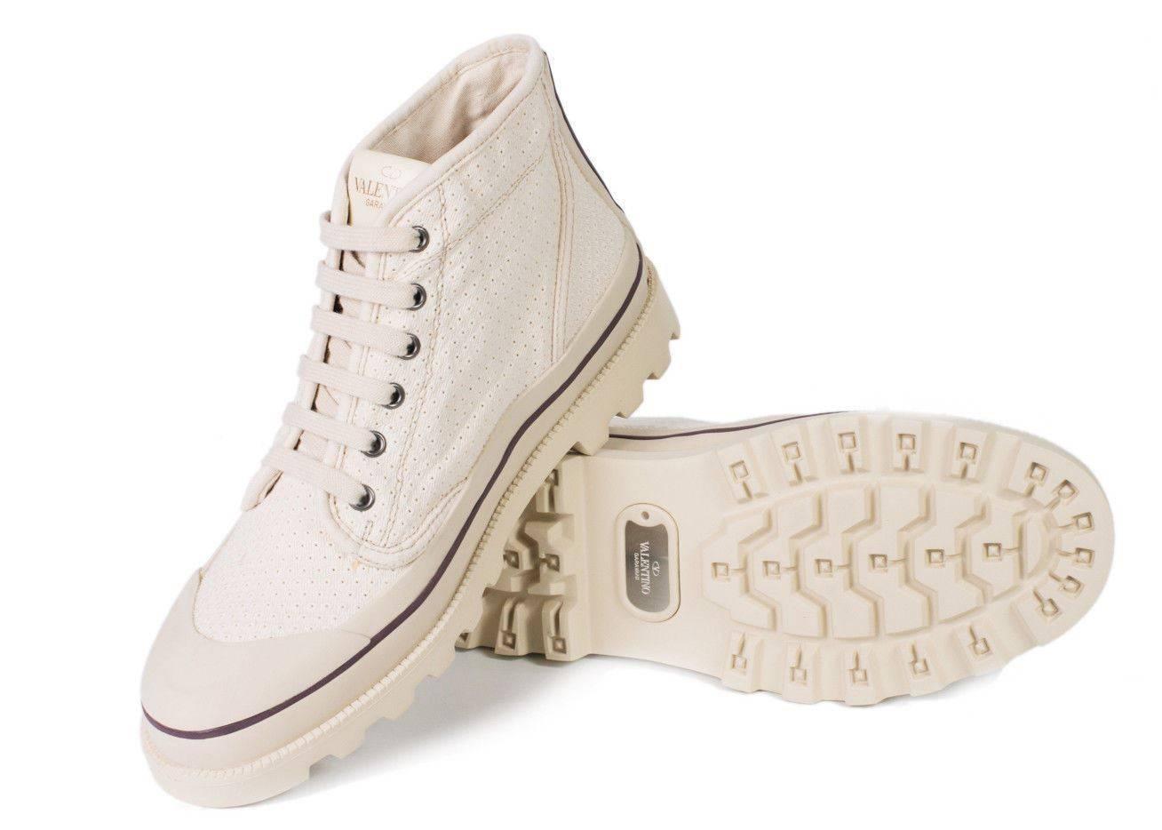 Valentino Mens Beige Canvas Perforated Desert Boots In New Condition For Sale In Brooklyn, NY
