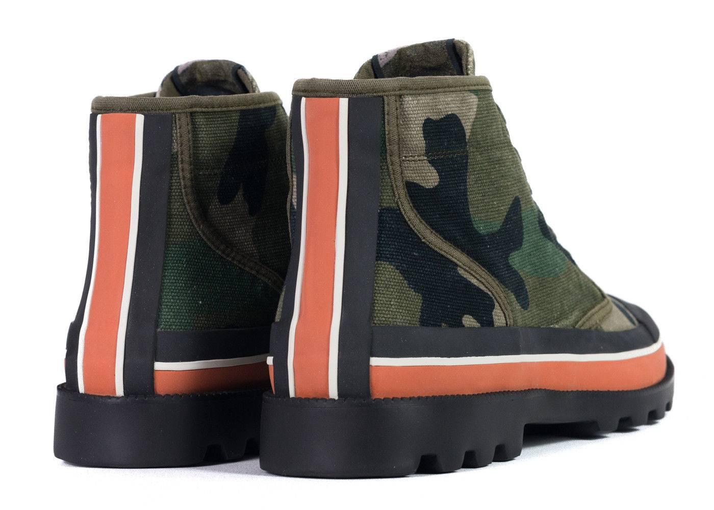 Valentino Men's Green Camouflage Canvas Desert Boots In New Condition For Sale In Brooklyn, NY