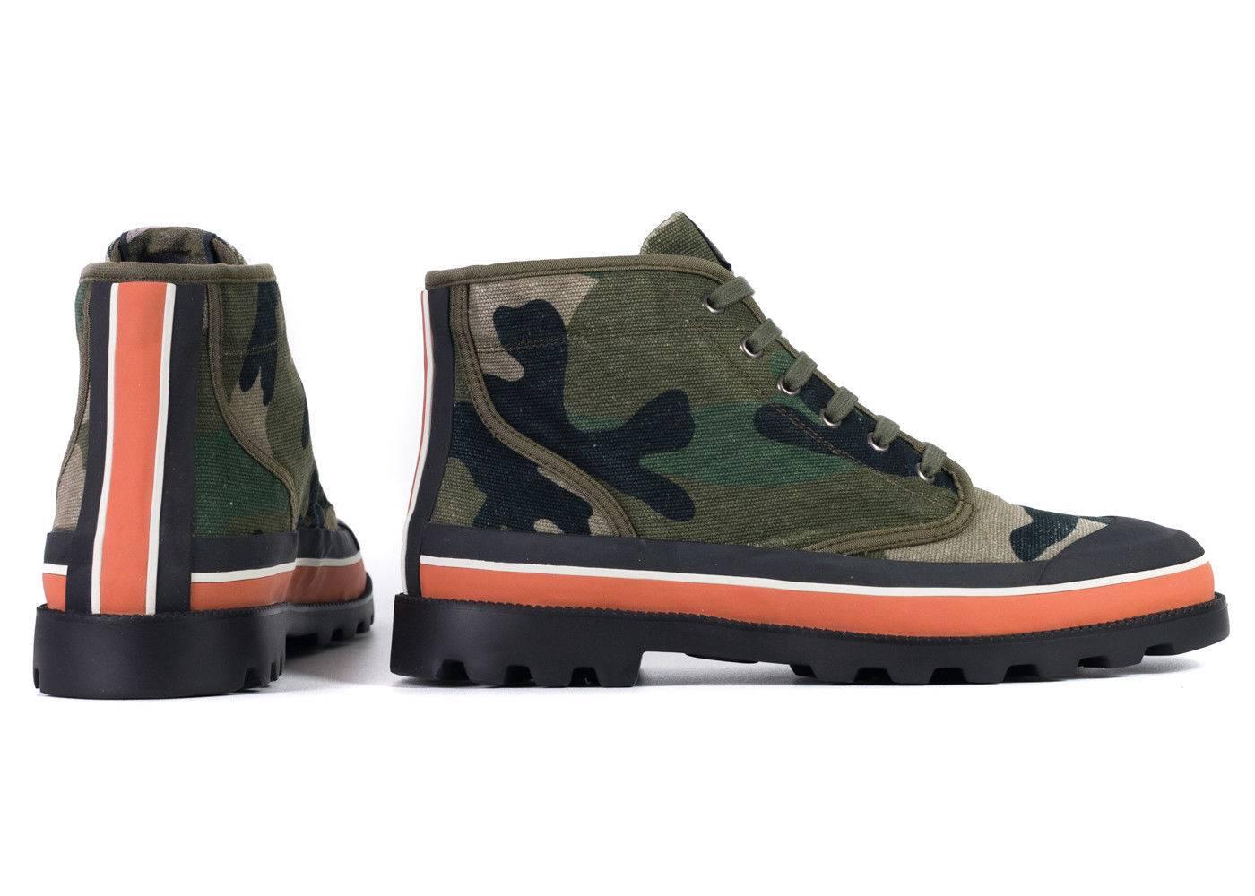 Valentino Men's Green Camouflage Canvas Desert Boots In New Condition For Sale In Brooklyn, NY