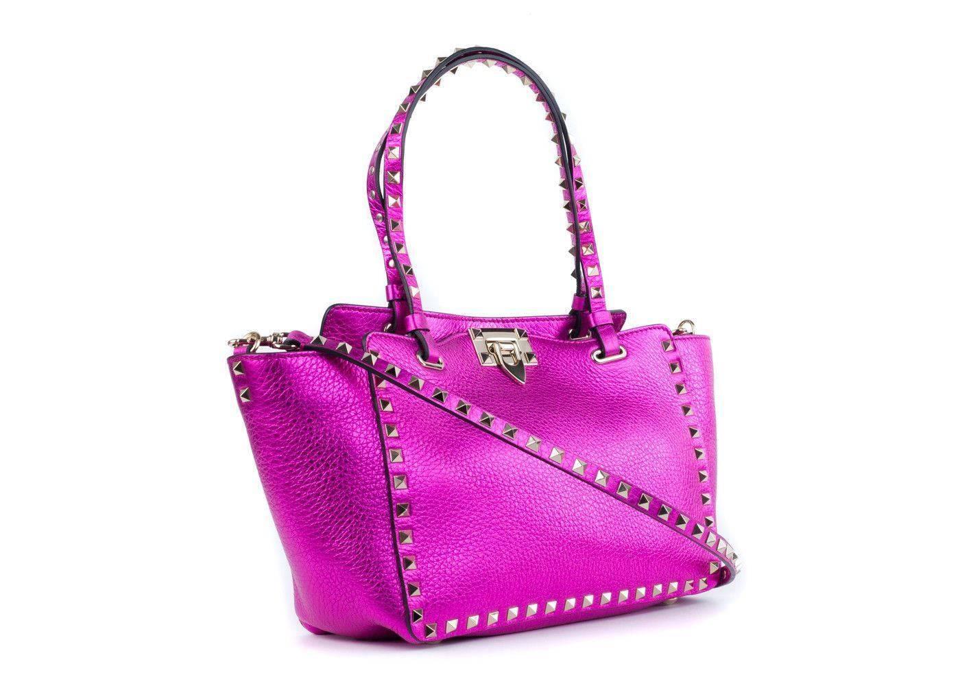 Brand New Valentino Tote Bag
Original Box & Dust Bag Included
Retails in Stores & Online for $2295
Considered as a size Small

The iconic rockstud trapeze tote from valentino takes on a dark pink hue for the new collection, adding glamorous