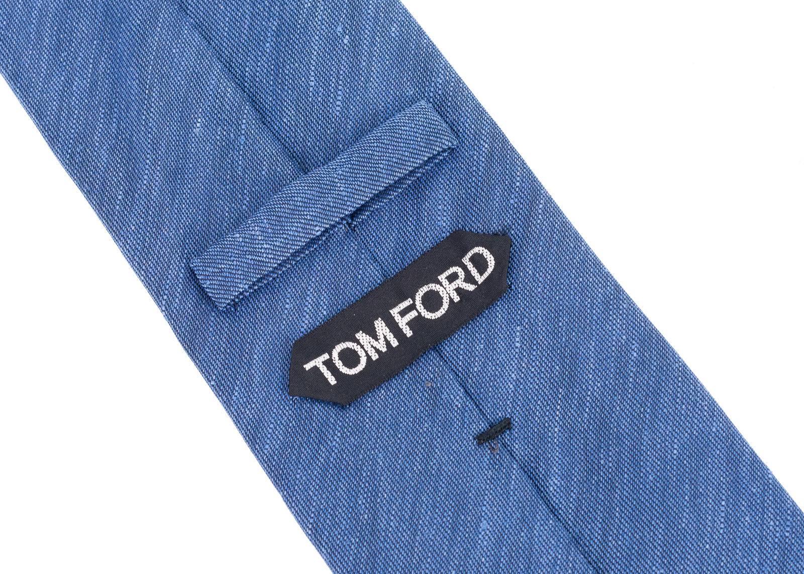 Italian luxury brand, Tom Ford, has crafted these gorgeous Silk Blend Tie for important special occasions and professional events. The tie is great to pair with your favorite solid color button down and blazers with your chosen pair or classic
