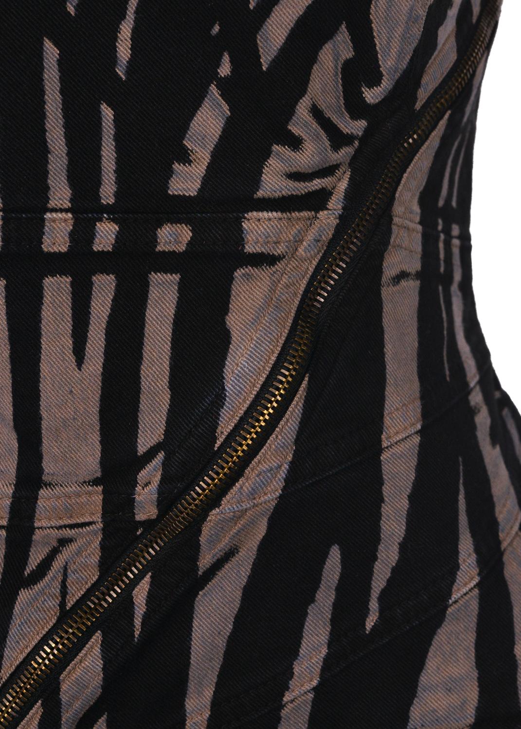Roberto Cavalli Black Zebra Print Denim Dress. This dress features zippers throughout the silhouette as well as a tonal stitching. 



100 Percent Denim 
Zebra Print 
Knee Length 
Zip Up
Zippers 
Made In Italy 