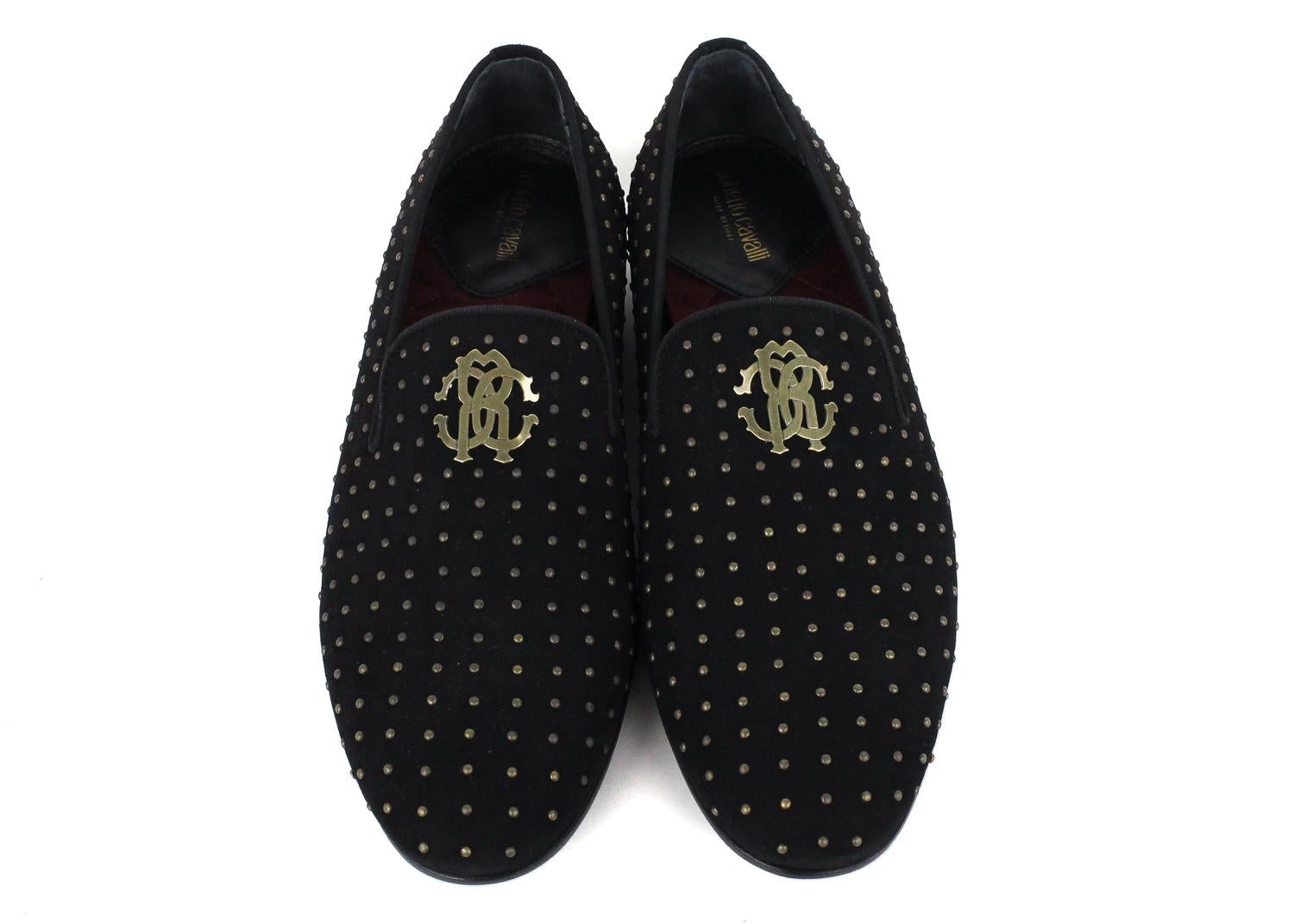 Roberto Cavalli Black Suede Gold Studded Loafers. These loafers are detailed with antique gold toned metal studs and the iconic Roberto Cavalli logo. These dress up any casual outfit.



100% Suede 
Slip On 
Gold Tone Metal Studs
Gold Tone Metal
