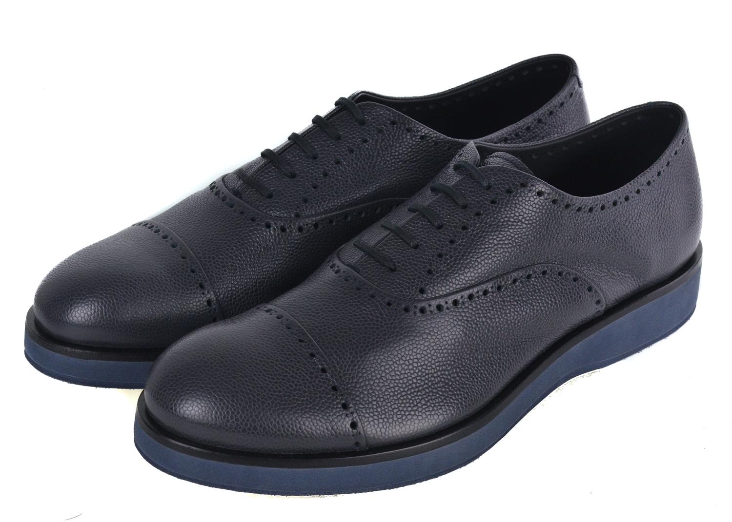 Add the sophistication of step to any beat with your Emporio Armani leather Brogues. These modern classics feature a new artistic update in comparison to your nostalgic pair. These shoe feature grey grained polished leather, minimal brogue patter,