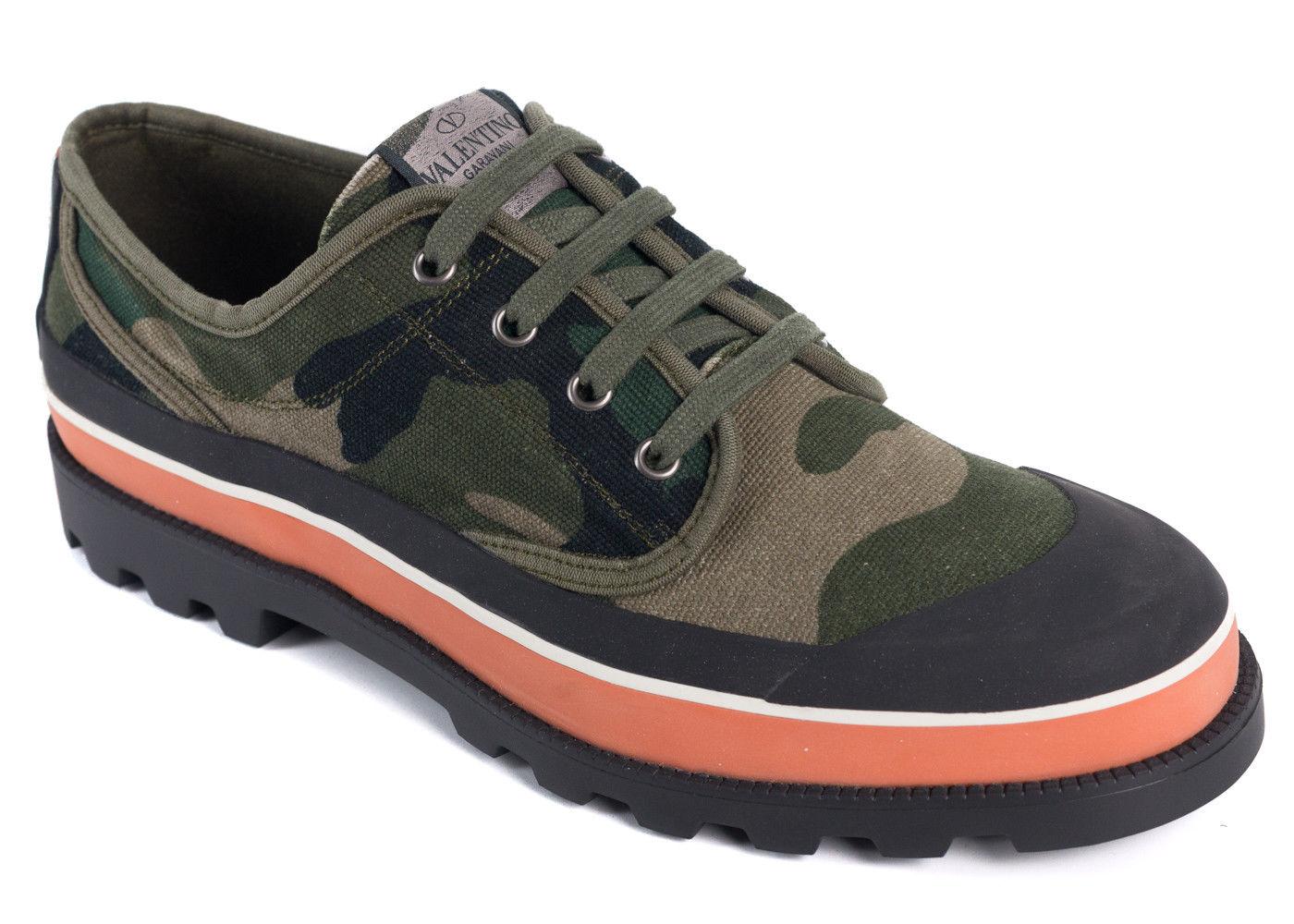 Valentino Mens Green Camouflage Canvas ID Low Top Sneakers In New Condition For Sale In Brooklyn, NY
