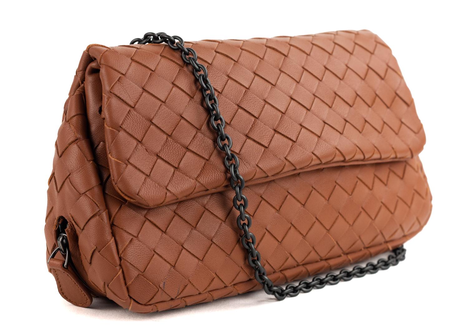 Bottega Venetas intrecciato crossbody bag in a natural brown color. This bag features their woven signature detailing with a matching gunmetal chain shoulder strap. Perfect everyday bag to store all your daily essentials in.



Bottega Veneta