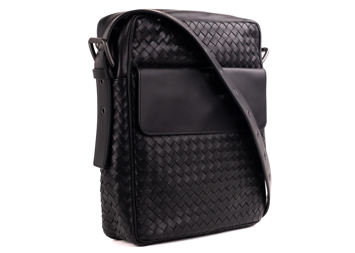 Perfect for everyday essentials this compact messenger bag is hand woven from sturdy VN calf leather ensuring it will continue to look impeccable over time. The all leather shoulder bag can be adjusted so the bag fits comfortably cross body or