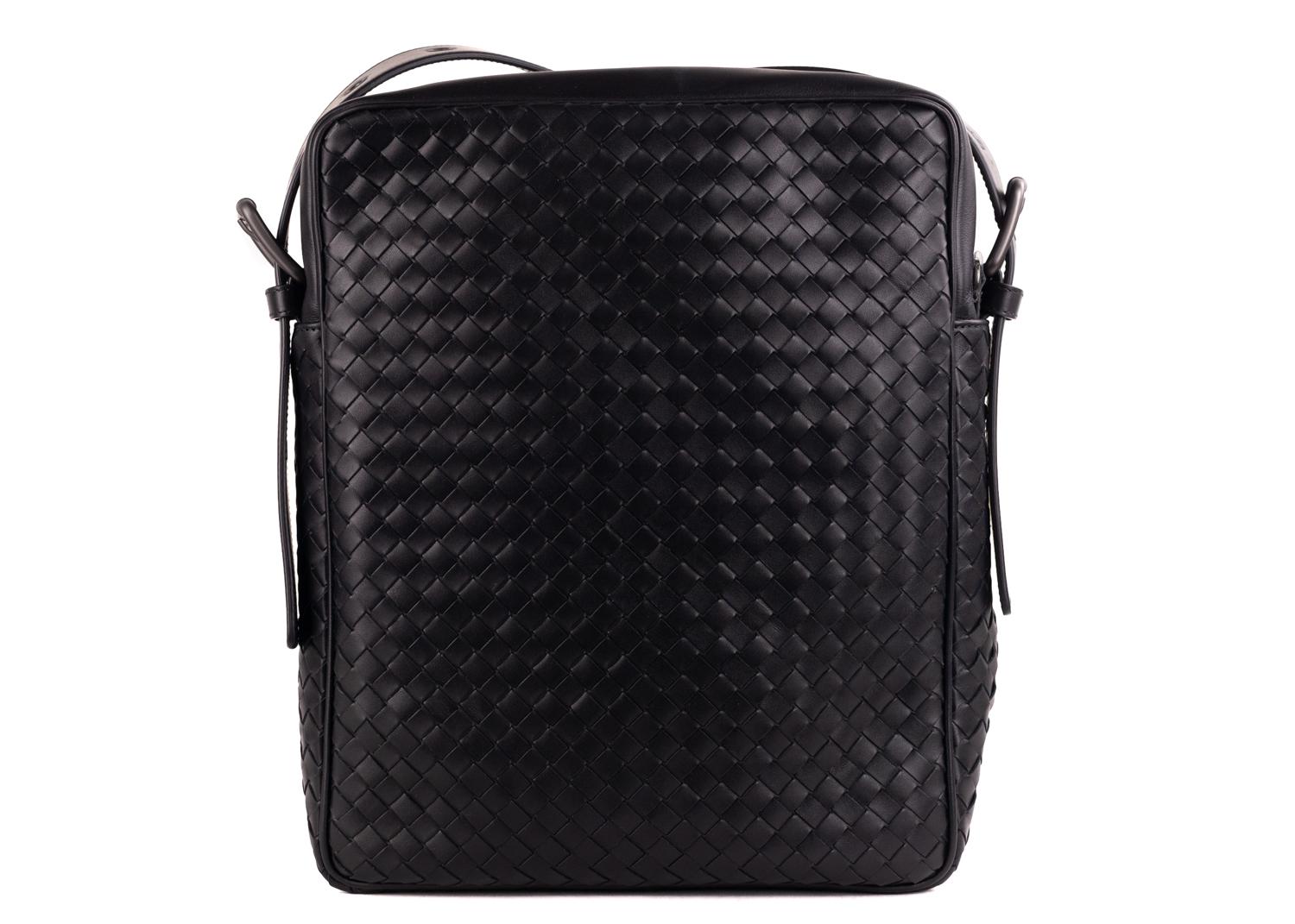 Men's Bottega Veneta Black Calf Leather Intrecciato Messenger Bag For Sale