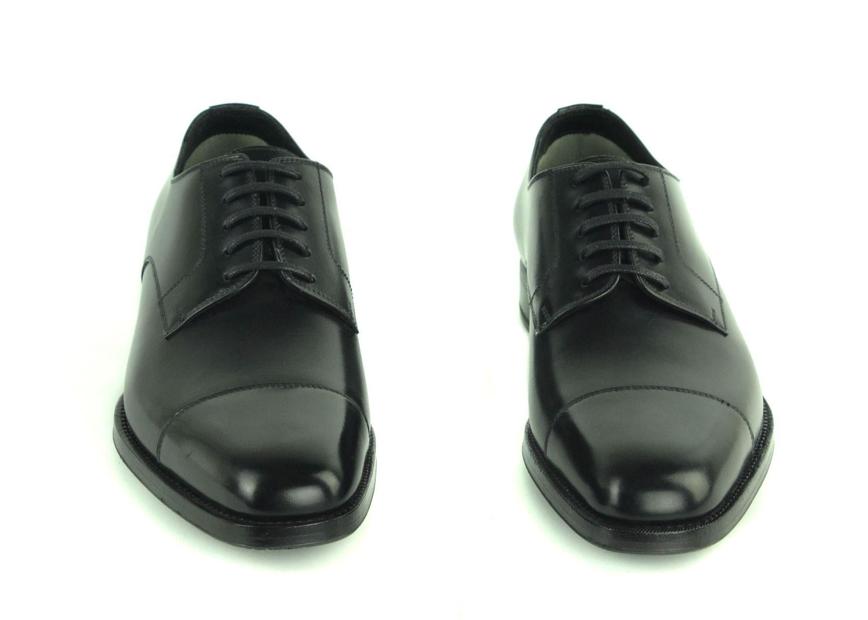 Tom Ford - Sleek and timeless. The number one name in luxury menswear. These Tom Ford Derby Shoes are presented in smooth leather for an undeniably sophisticated look. Handcrafted in Italy from burnished leather. Fastened with classic laces, they
