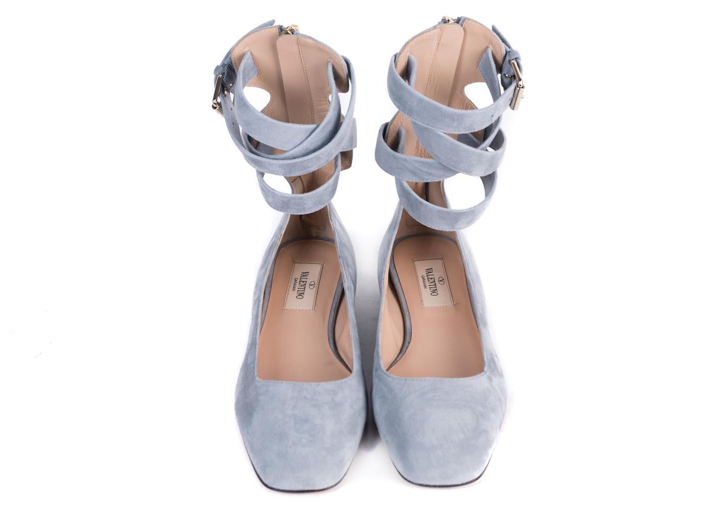 Valentino powder blue gray suede ballerina flats. These flats feature a ballerina silhouette with ankle straps in a buckle fastening. Chic and petite for a delicate look this summer season.



Suede
Ballerina Flat Silhouette
Strappy Ankle with