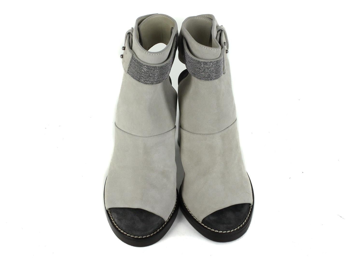 Brunello Cucinelli Grey Peep Toe Monili Suede Pumps.  These pumps feature a beaded strap and heel cut out.  These are the perfect addition for an everyday look with jeans and a casual top. 



Suede 
Peep Toe 
Heel Cut Out 
Beaded Strap 
Pull on