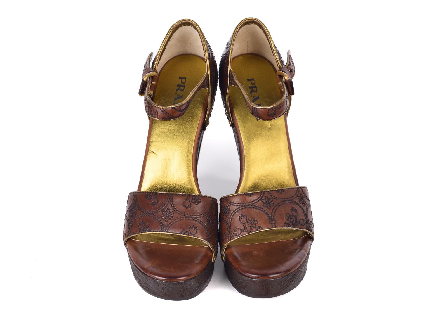 Prada Womens Brown Embroidered Leather Wooden Heel Pumps In New Condition For Sale In Brooklyn, NY
