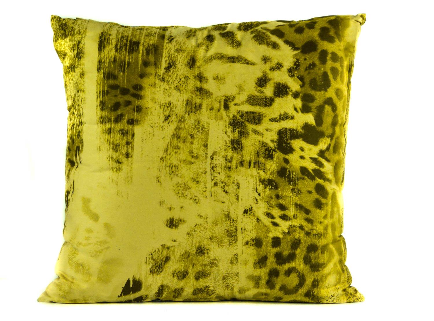 Bring a touch of elegance to your living space with this beautiful leopard print pattern cushion by Roberto Cavalli. Elegance and chic style are displayed beautifully throughout the Roberto Cavalli Home collection. With luxuriously soft silk,