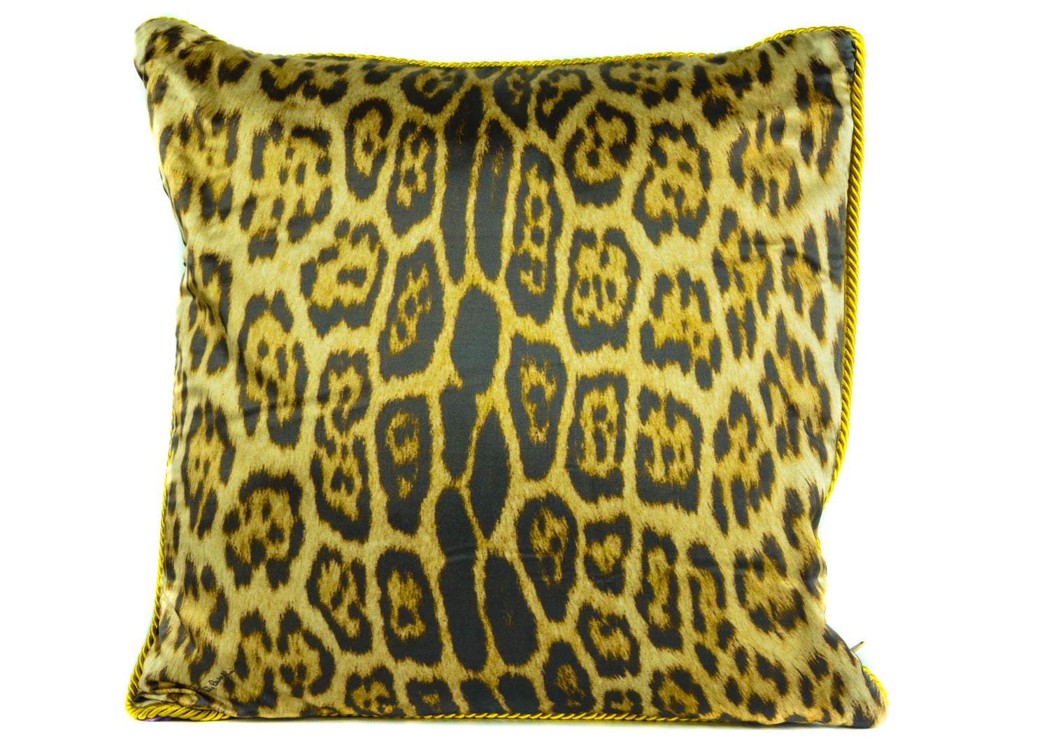 Add instant glamour to your living space with this beautifully luxurious Venezia cushion by Roberto Cavalli. Featuring a purple with the brand's regal initials and a braided cord trim, the reverse side is finished in silk, with Cavalli's signature