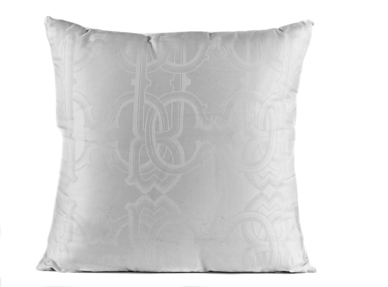 Elegance and chic style are displayed beautifully throughout the Roberto Cavalli Home collection. Made of soft cotton sateen, this cushion features the Roberto Cavalli logo on a solid white background. An ideal luxury gift for the fashion conscious,