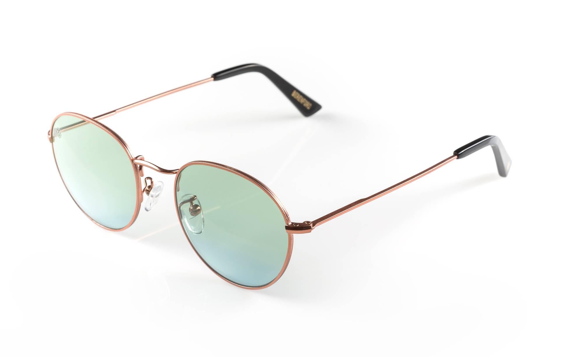 Chic and easy, London spectacle recreates the vibe of London in the 1970s. Inspired by John Lennon, this eyewear carries old-world charm and free spirit. Beautifully handcrafted by artisans in Italy.