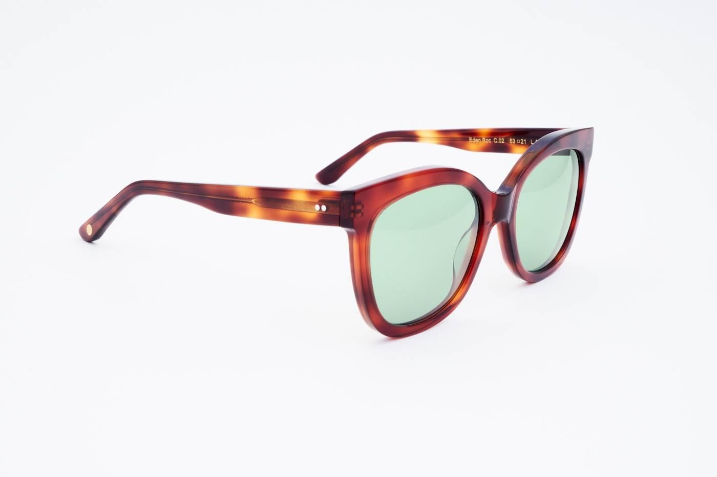 Berenford Eden Roc spectacle was inspired by style icon Audrey Hepburn. Enjoying the sun behind the cat eye shades, Audrey succeeded hiding from the paparazzi at the old glam place, a setting of Fitzgerald’s “Tender Is The Night”. Upon arrival,