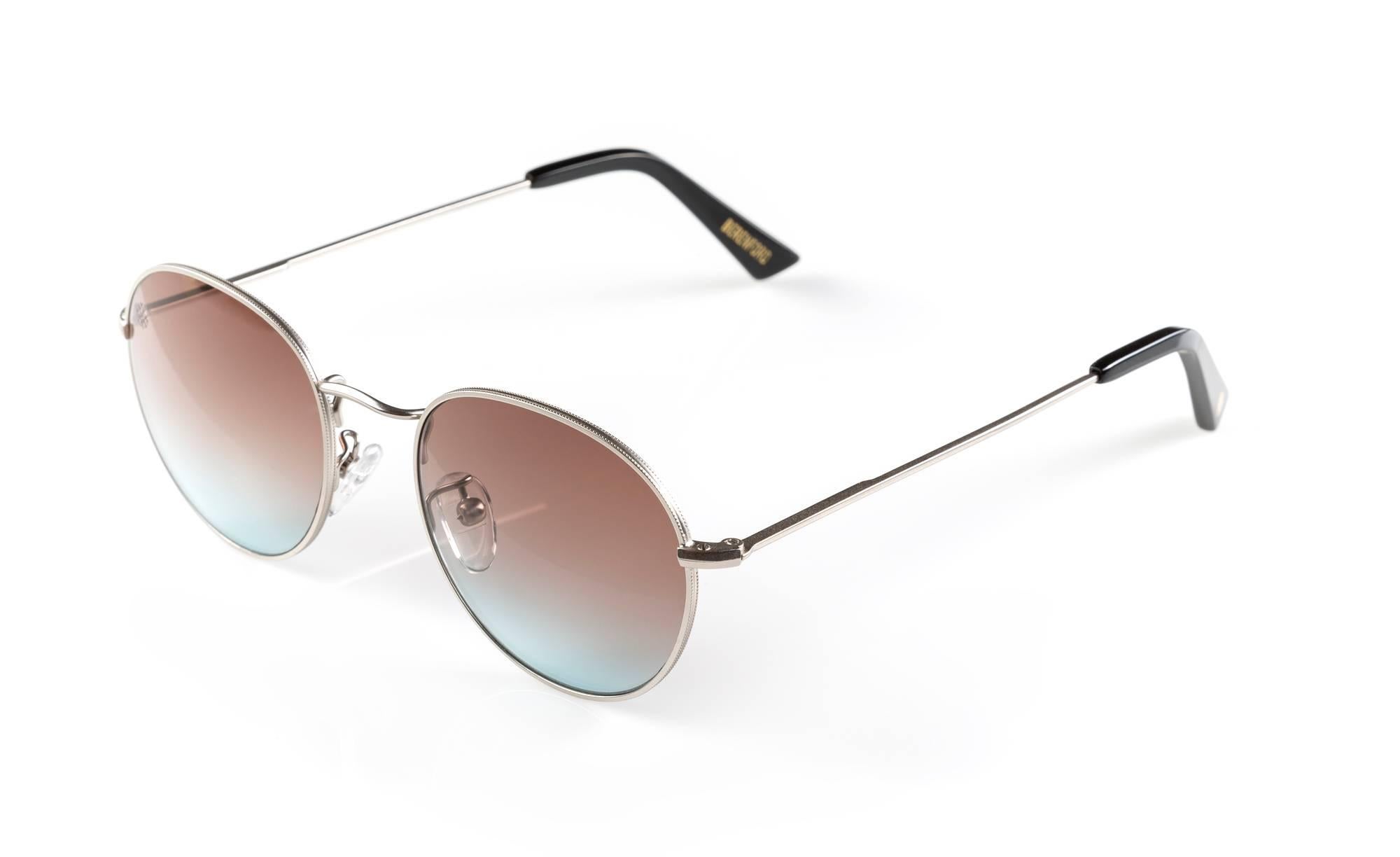 Chic and easy, London spectacle recreates the vibe of London in the 1970s. Inspired by John Lennon, this eyewear carries old-world charm and free spirit. Beautifully handcrafted by artisans in Italy.
