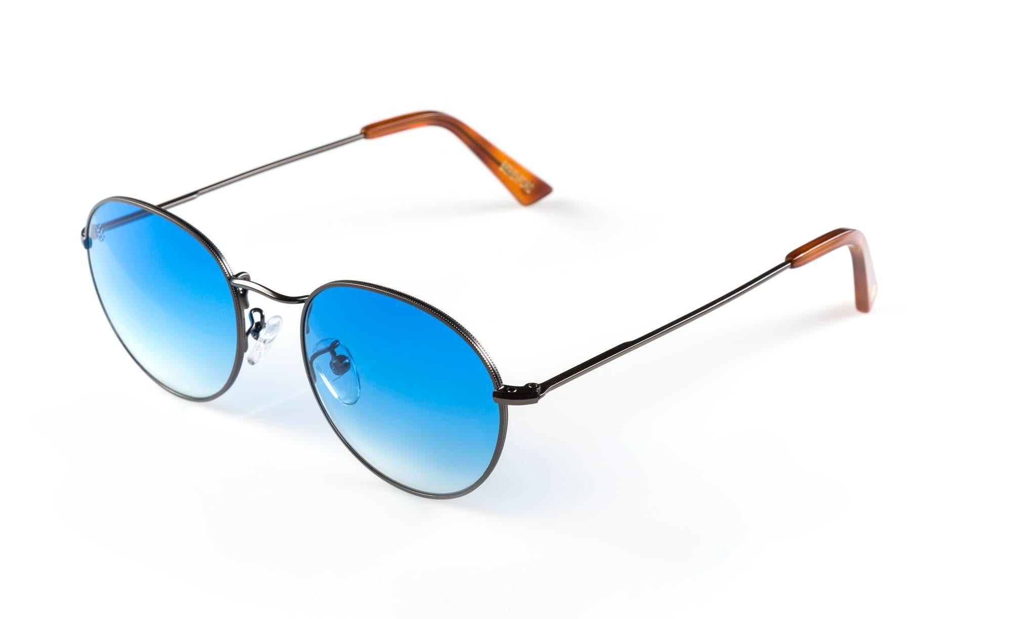 Chic and easy, London spectacle recreates the vibe of London in the 1970s. Inspired by John Lennon and worn by Sir Eton John, this eyewear carries old-world charm and free spirit. Beautifully handcrafted by artisans in Italy.