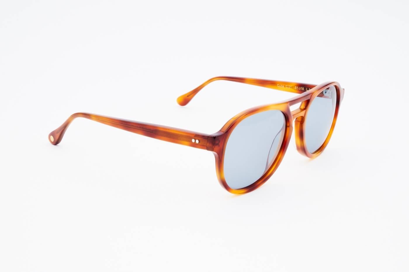 Berenford Cuba eyewear style was inspired by Cuba, which was a favourite getaway of Sir Berenford. Enjoying the tropical island lifestyle, he was haning out in Havana, and entertaining with his close friend Hemingway in the Finca, after afternoons