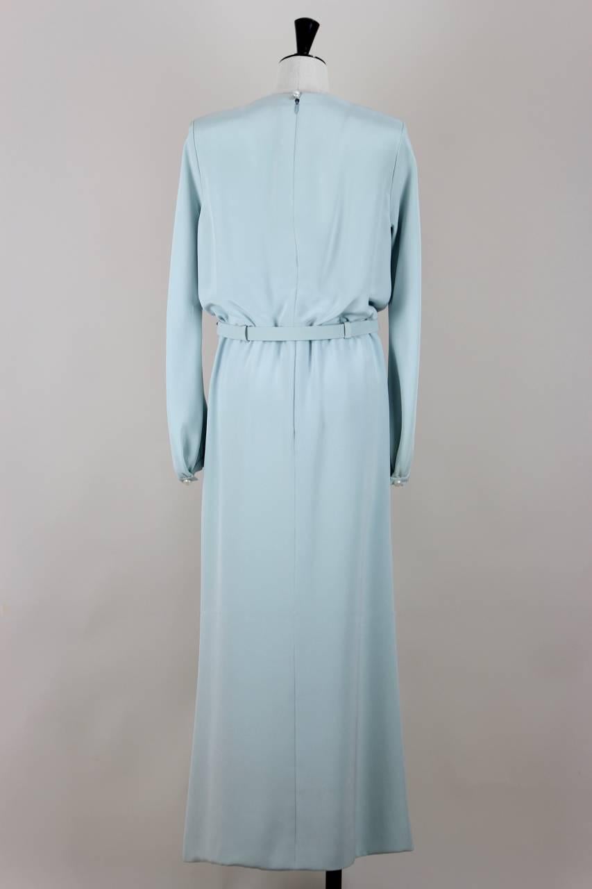 La jumelle de cette robe Yves Saint Laurent Haute Couture du printemps 1997 appartenait à l'actrice française et muse d'Yves Saint Laurent Catherine Deneuve. Sa robe a été vendue avec un boléro de soirée perlé chez Christie's pour 8 750 € à Paris en