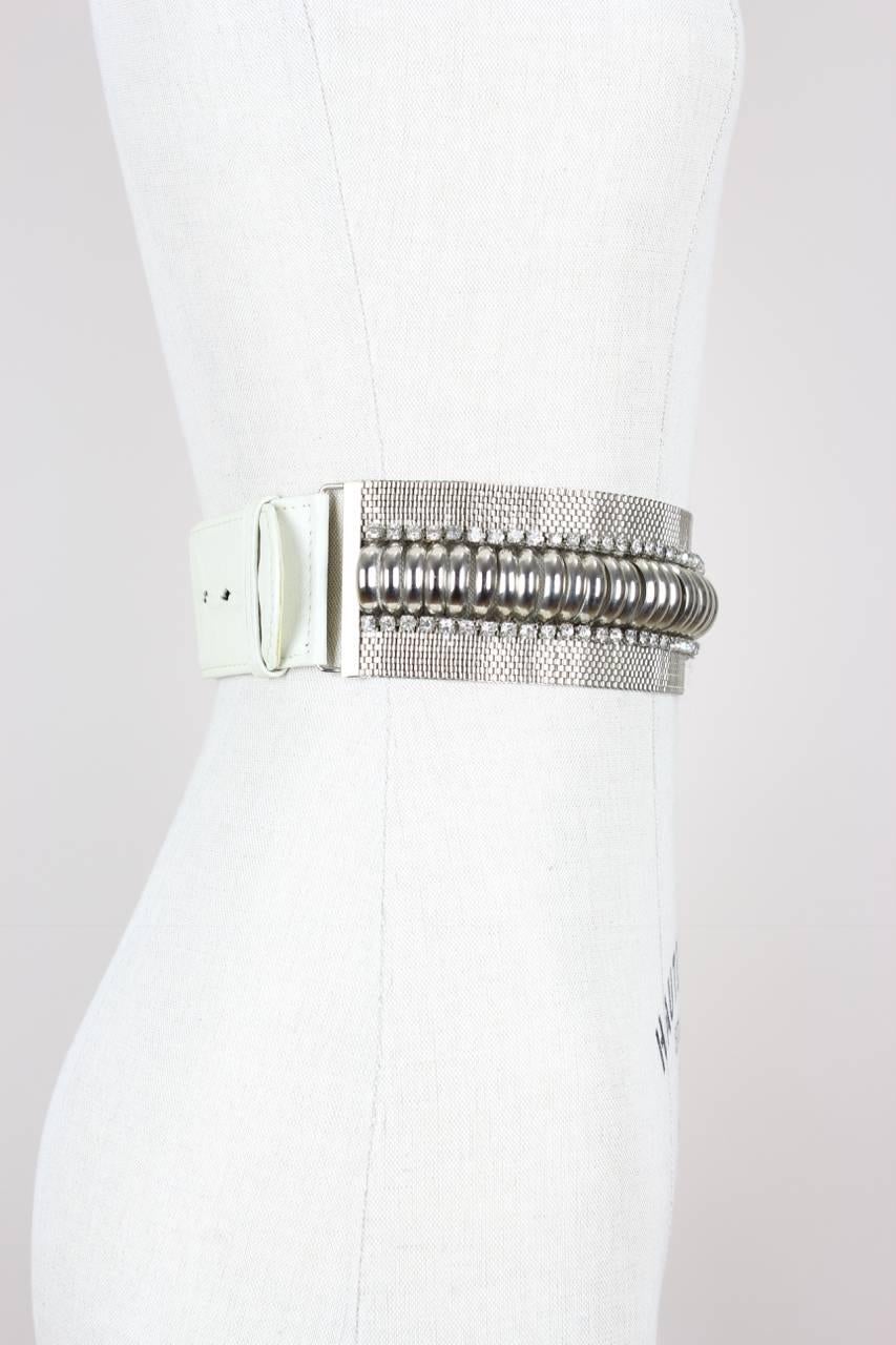 Gianni Versace Silberner Metallnetz-Taillengürtel mit Strasssteinen, 1980er Jahre  im Zustand „Hervorragend“ in Munich, DE