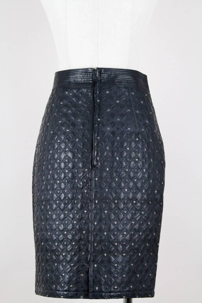 This high-waisted pencil skirt is made from ultra-supple black smooth leather. It is diamond quilted each second center set with a silver-coloured stud and features a 4,5 cm - 1.8