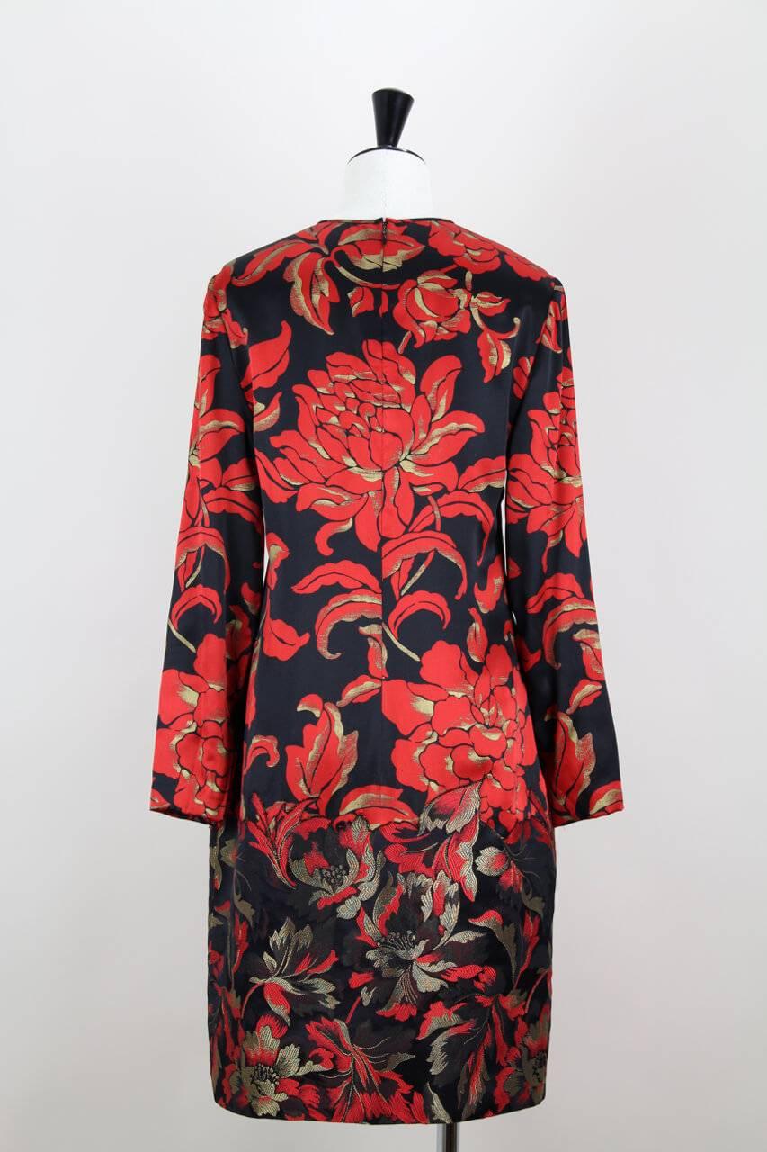 This slightly fitted dress features a fabulous floral print in bright red and metallic gold against a black background. The upper part is crafted from silk satin, the lower part, starting from the hips downwards, is done in brocade with a gold lurex