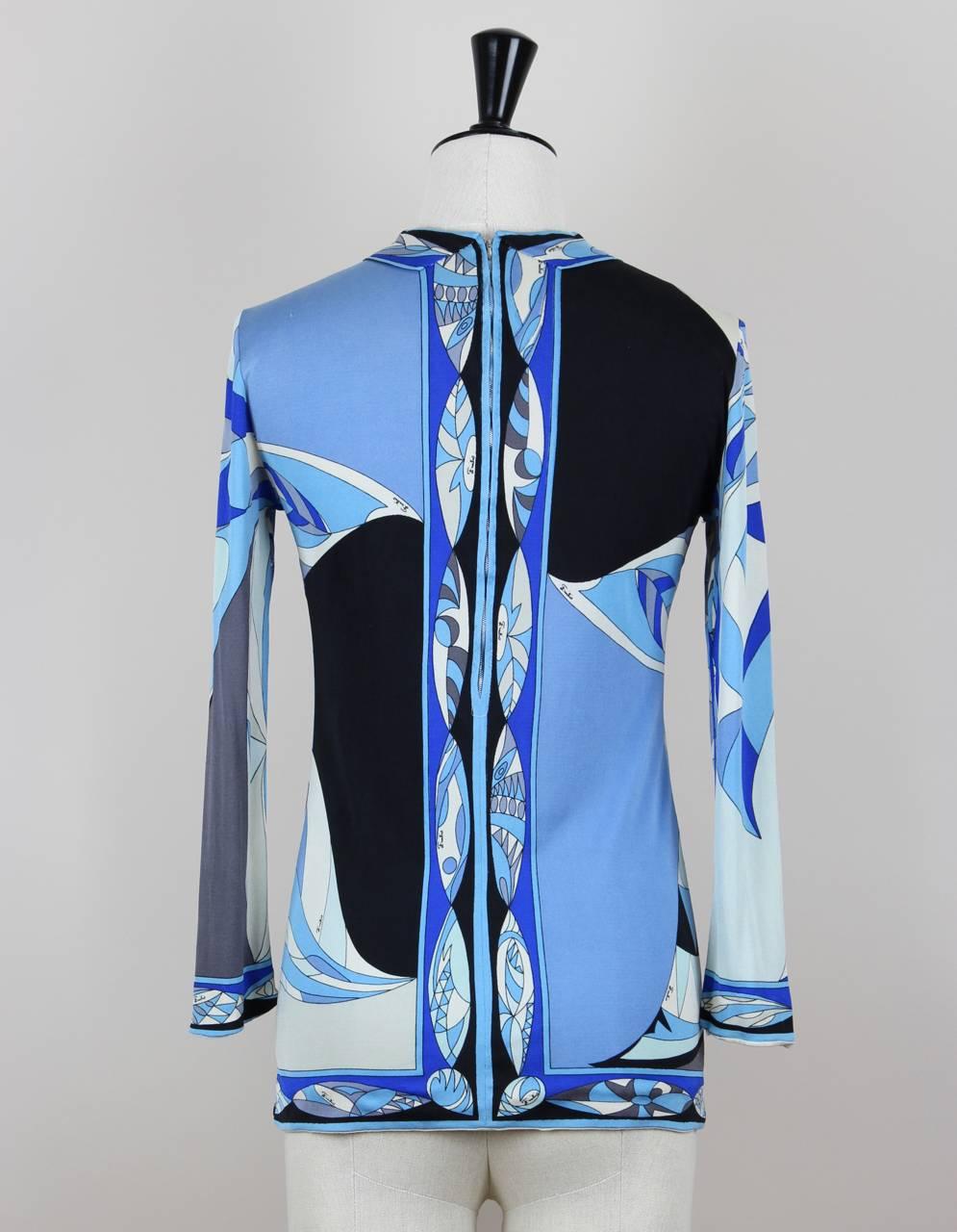 Dieses Oberteil aus Seidenjersey zeigt einen klassischen geometrischen Druck von Pucci in verschiedenen Blau-:: Weiß-:: Grau- und Schwarztönen. Das Oberteil hat einen Rundhalsausschnitt:: lange schmale Ärmel und einen 32 cm langen verdeckten