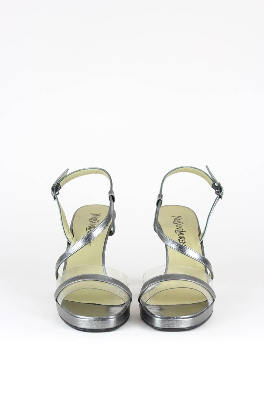 These dark-silver smooth leather sandals feature a transparent PVC and leather strap, a buckle-fastening ankle strap, a soft square toe and a 2 cm - 0.8