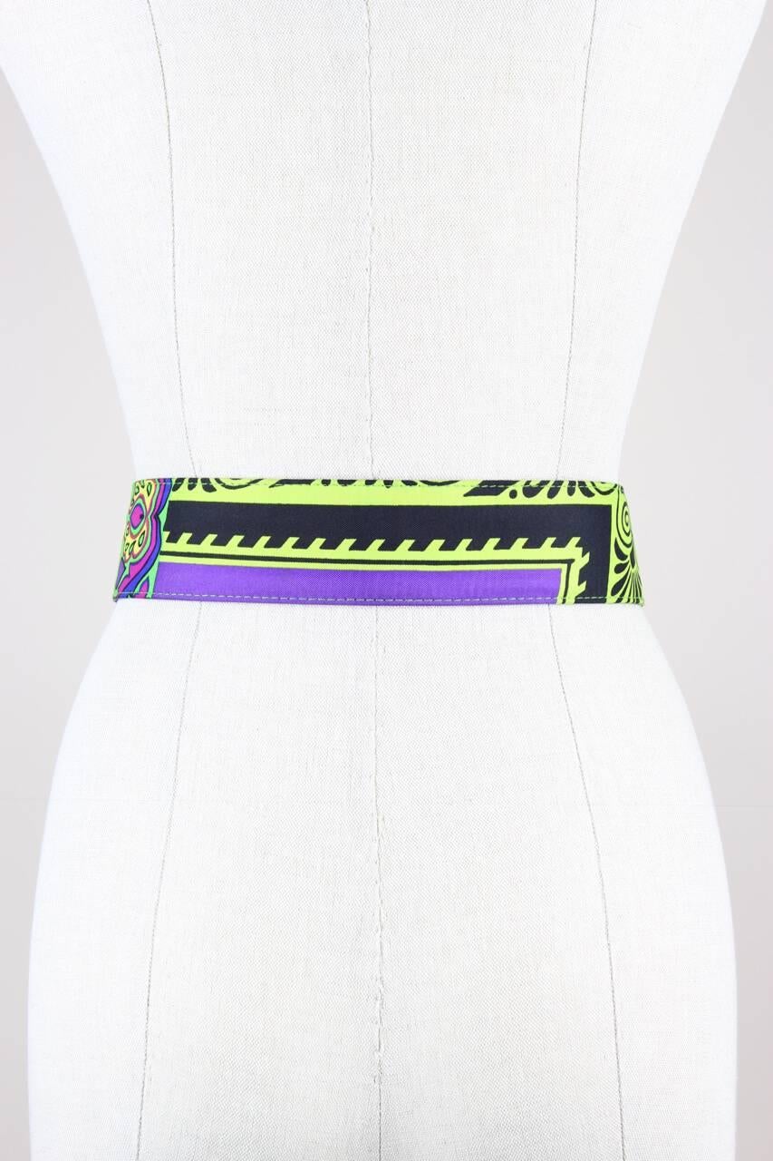This multi-coloured silk blend print waist belt features vibrant colours and a matt gold-toned metal buckle with two belt loops. It is lined in black smooth leather, stamped 