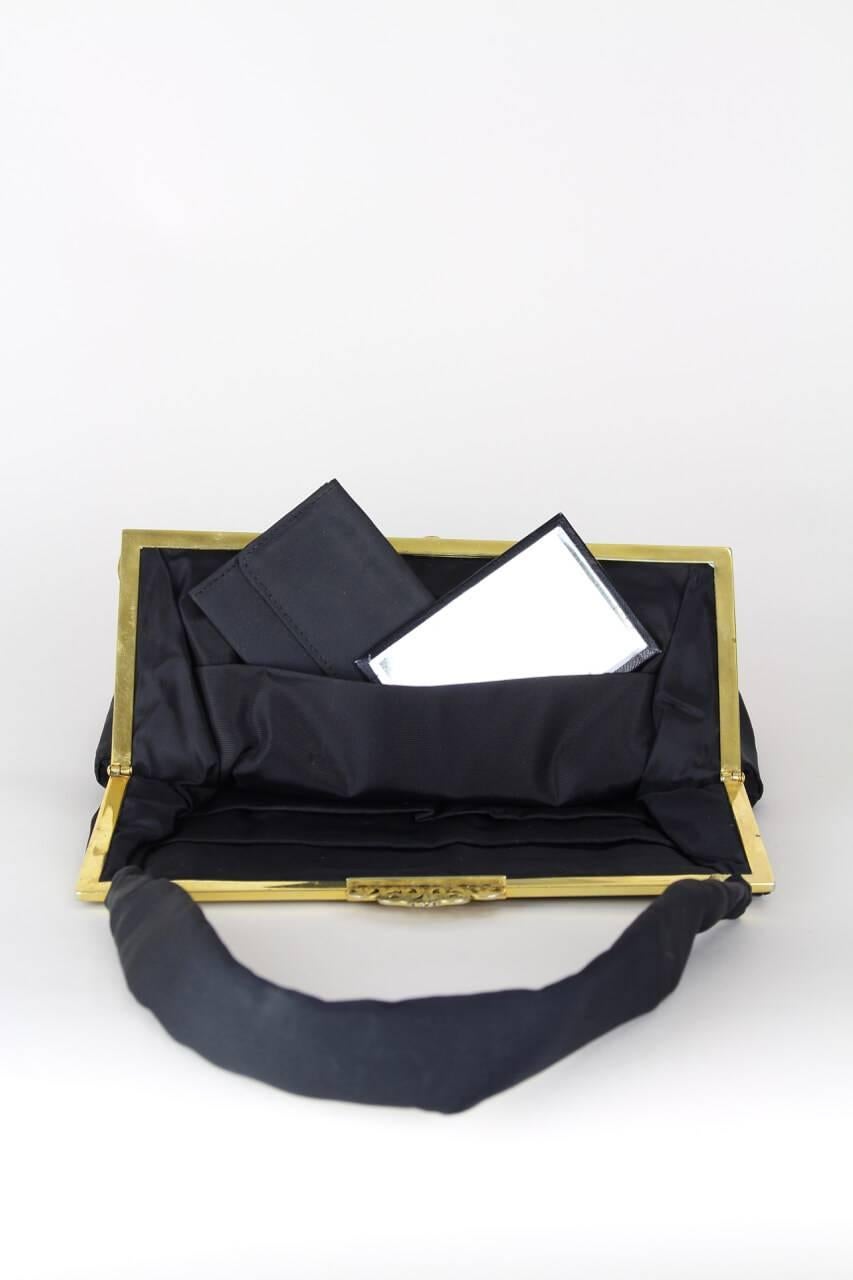 Jugendstil des frühen 20. Jahrhunderts Abendtasche aus schwarzem Stoff mit Goldrahmen im Angebot 2